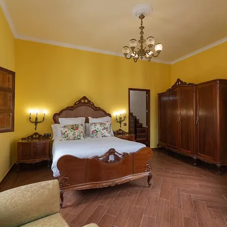 Homeforguest New Duplex With Rooftop Next To Cathedral Appartamento